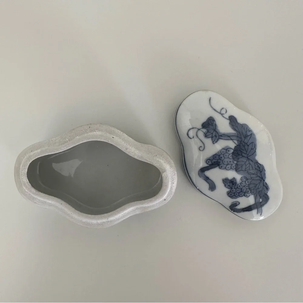 Vintage Williams Sonoma Chinoiserie Small Rounded Box in Blue and White
